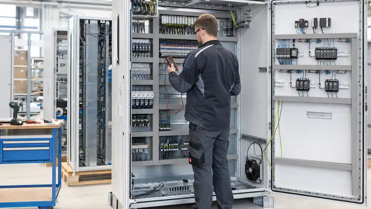 Produktionslinie und Montageplatz in heller Industriehalle