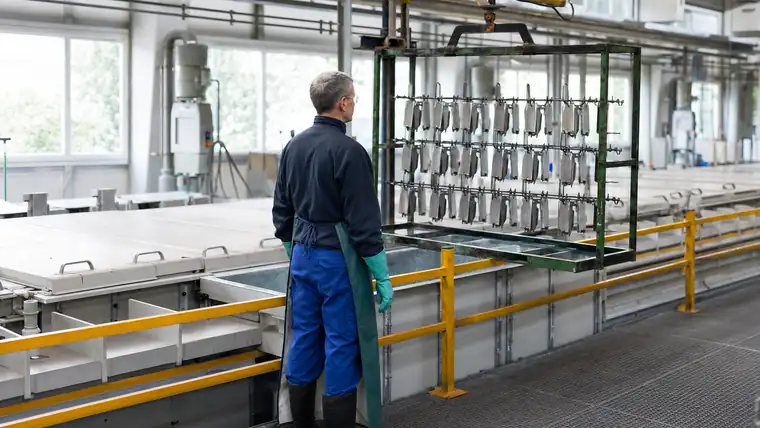 Produktionslinie und Montageplatz in heller Industriehalle
