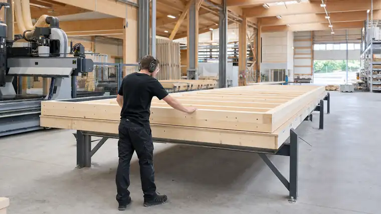 Produktionslinie und Montageplatz in heller Industriehalle