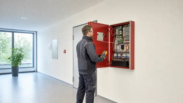 Produktionslinie und Montageplatz in heller Industriehalle